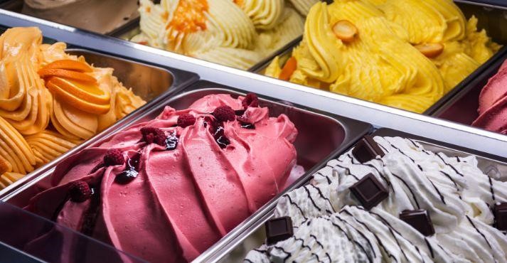 Gelato-on-display-at-a-gelato-bar