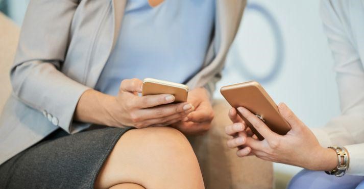 Event-attendees-sharing-contact-details