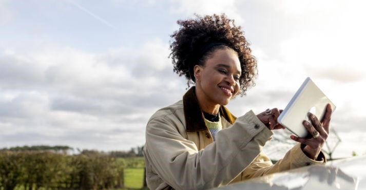 Customer-filling-out-feedback-form-at-an-outdoor-eatery
