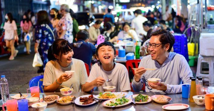 Family-enjoying-meal-at-a-restaurant