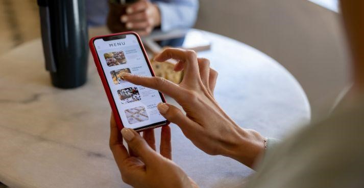 Interactive-menu-at-a-restaurant-using-digital-signage