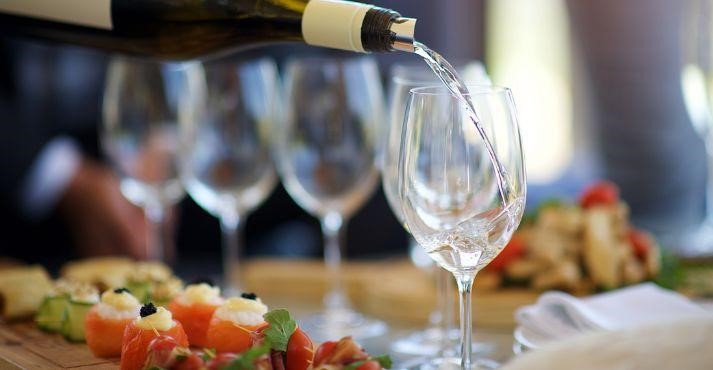 Gruner-veltliner-food-pairing-with-seafood-sushi