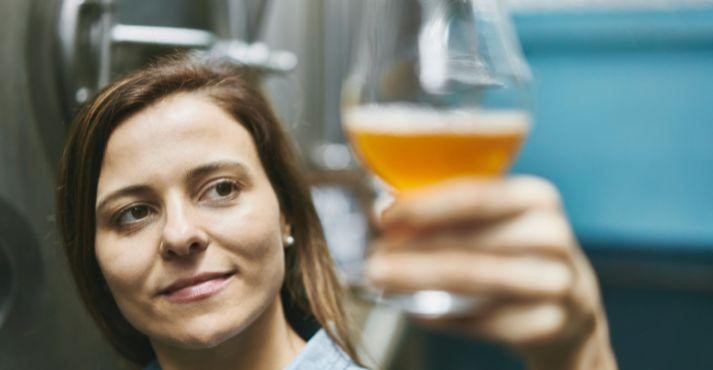 Checking-beer-wort-clarity Checking-beer-wort-clarity